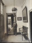 846296 Afbeelding van bode Gerlof Wassink (1848-1932) voor de deur van de regentenzaal in het St.-Eloyengasthuis ...